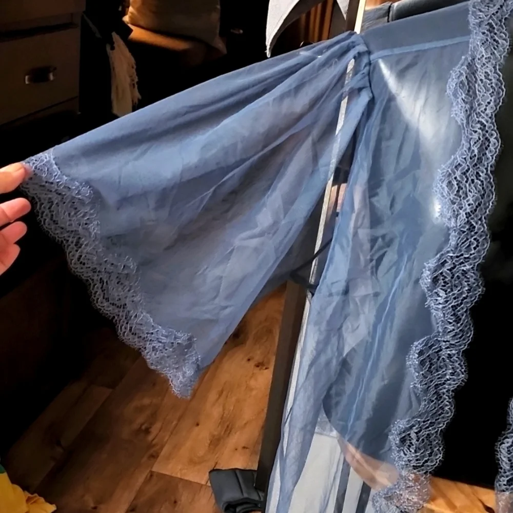 Victoria's secret sexy cover-up - Picture 2 of 4